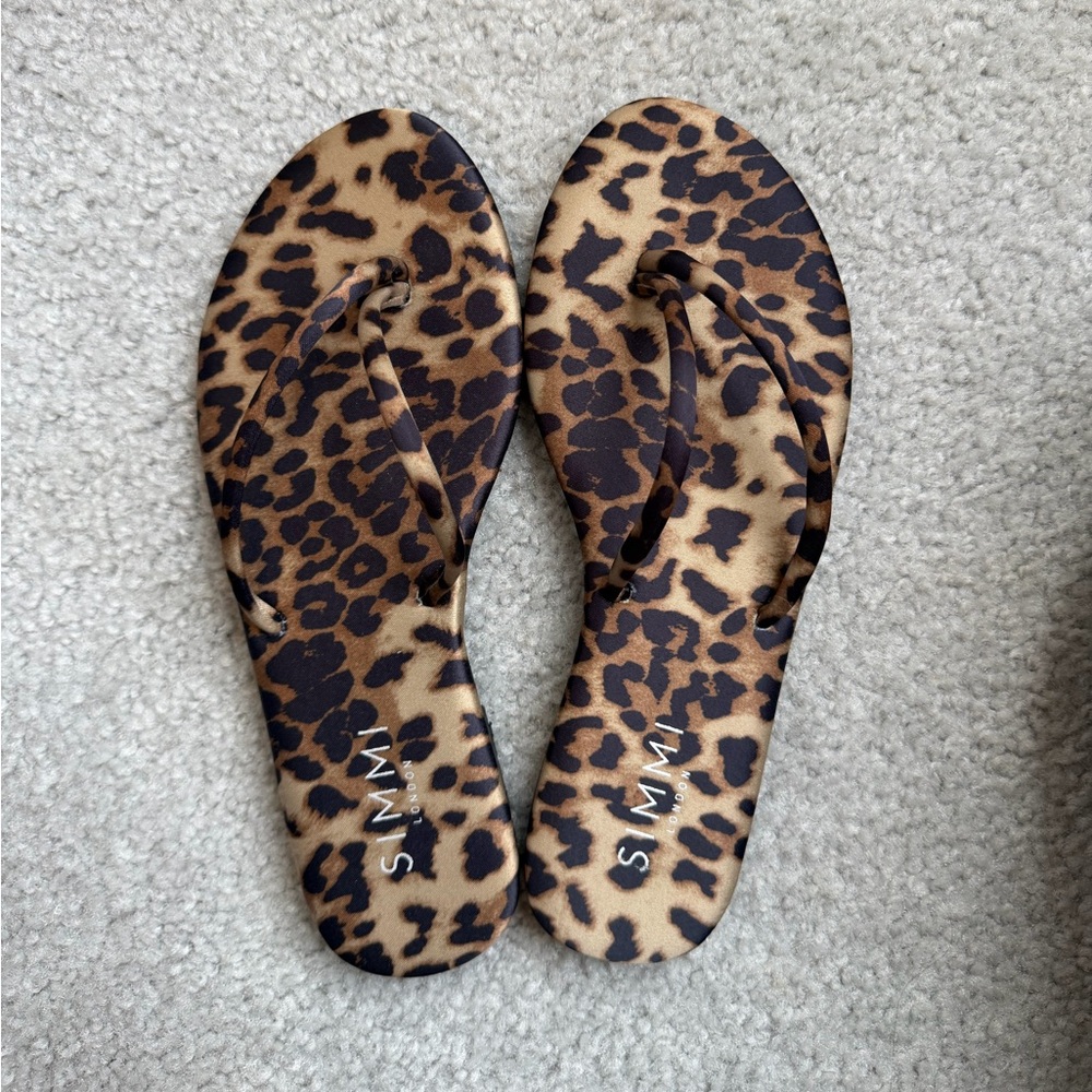 Satin flip flops in leopard print🐆